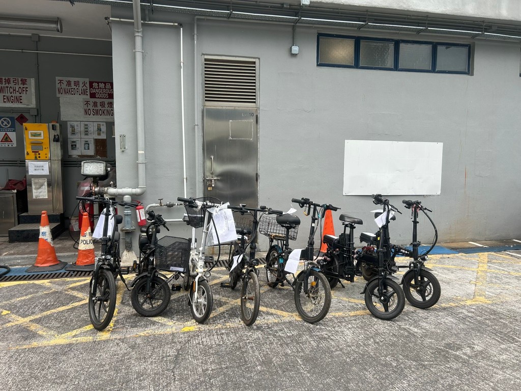 警方扣留43輛電動單車及1部電動滑板車作進一步檢驗。 警方扣留43輛電動單車及1部電動滑板車作進一步檢驗。