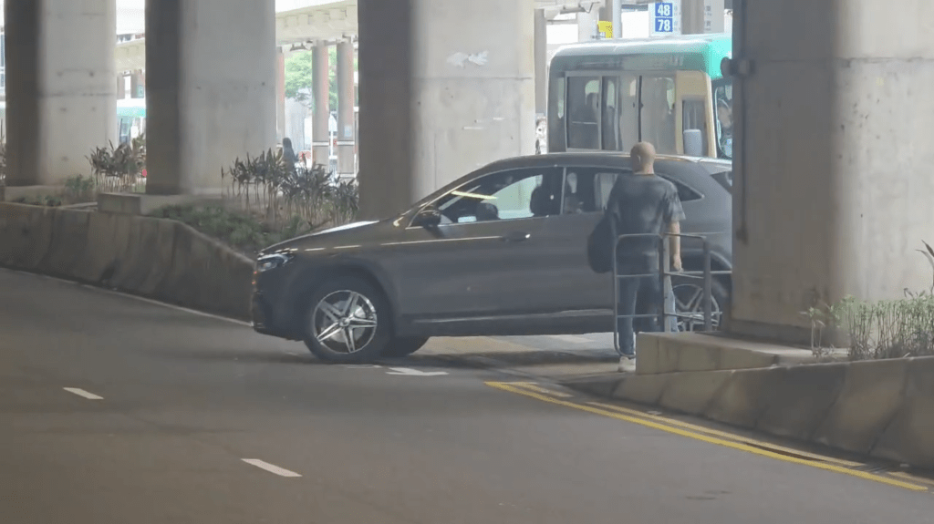 私家車左轉剷上行人過路處,企圖駛至對面行車線。Facebook 車cam L(香港群組)影片截圖 私家車左轉剷上行人過路處,企圖駛至對面行車線。Facebook 車cam L(香港群組)影片截圖