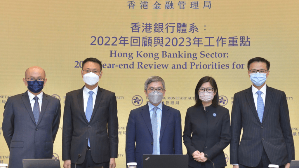 左起：金管局助理總裁（銀行政策）何漢傑、金管局助理總裁（銀行監理）陳景宏、金管局副總裁阮國恒、金管局助理總裁（法規及打擊清洗黑錢）朱立翹、金管局助理總裁（銀行操守）區毓麟