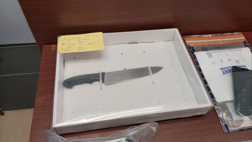 警方於一個垃圾站起回相信是涉案男子犯案時所用的一把約30厘米長生果刀。 警方於一個垃圾站起回相信是涉案男子犯案時所用的一把約30厘米長生果刀。