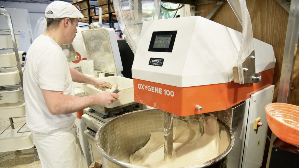 法國一間麵包店的大型麵粉攪拌機。 路透社示意圖