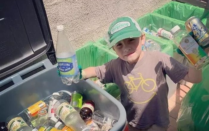 美國一名7歲的小男孩自3歲起就對物品整理有興趣，甚至經常拿著塑膠袋逐家逐戶的收取膠樽。　網圖