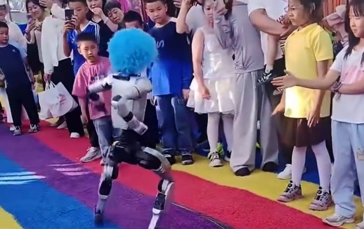 机械人在新疆“卖武”期间失手，Side Kick踢低男童。抖音