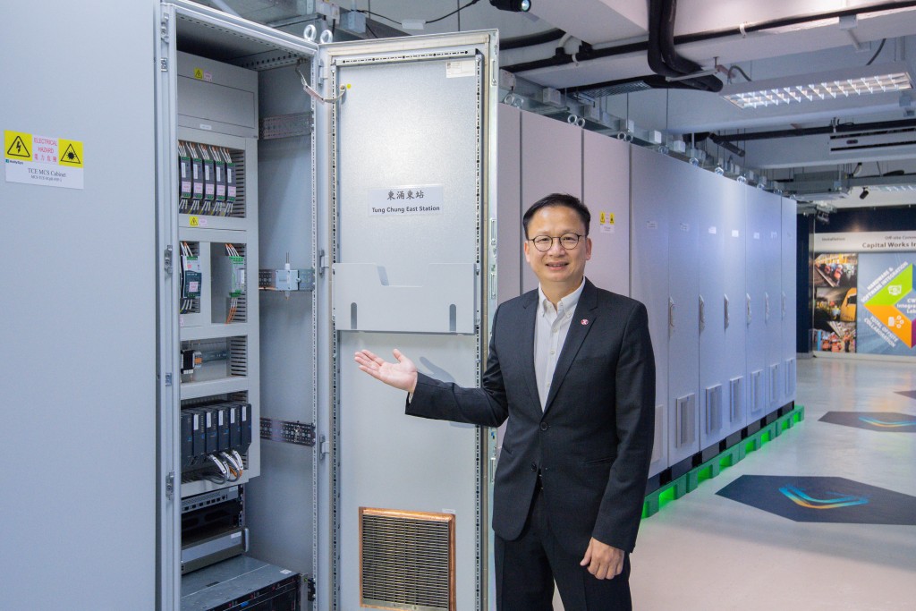 梁志添表示,機電工程是繼土木工程後的另一關鍵階段,單計一個車站就已涉及約20個系統及過萬件機電組件的安裝、測試及整合。 梁志添表示,機電工程是繼土木工程後的另一關鍵階段,單計一個車站就已涉及約20個系統及過萬件機電組件的安裝、測試及整合。