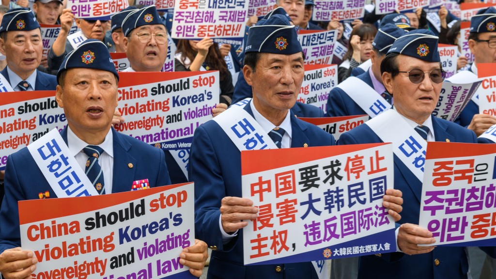 2025年4月，南韩退伍军人协会抗议中国在黄海安装钢结构建筑，要求斥除。 路透社