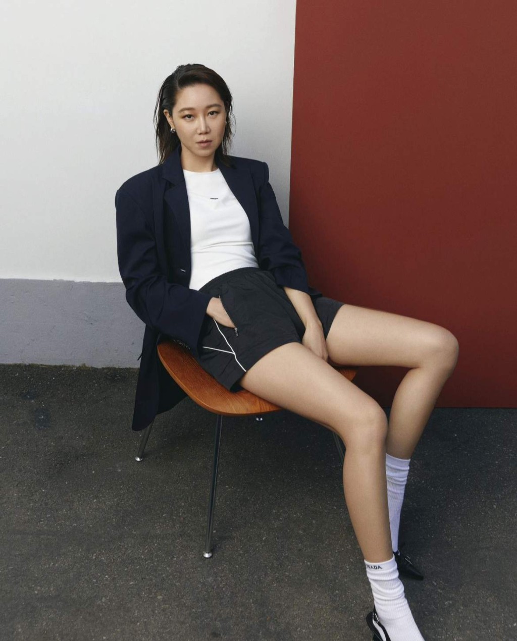 韓國女星孔曉振以黑色運動短褲，襯以西裝外套、白色上衣、白色短襪及高跟鞋，造型動靜兼備。（圖片來源：IG＠rovvxhyo）