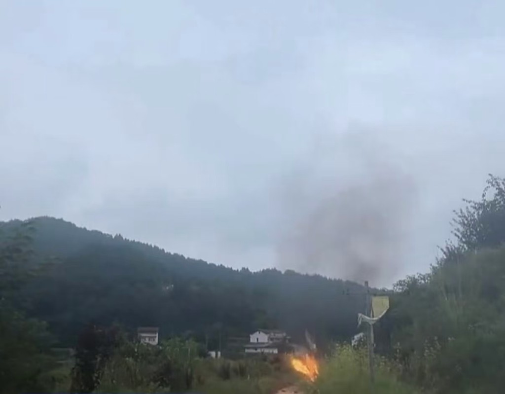 川男¥35萬購買民間自製直升機學飛行，直播時墜機身亡。微博@快樂一夏鴨
