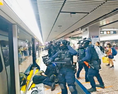 警方去年8月31日進入港鐵太子站拘捕示威者。資料圖片