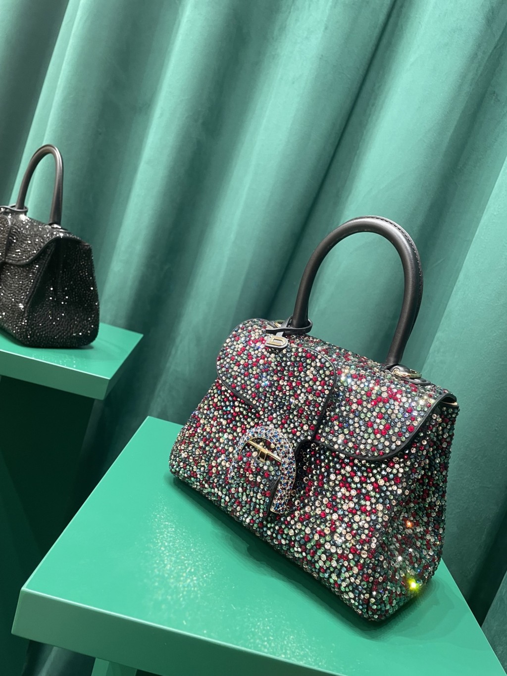 這款綴滿彩石的Brillant Bag，每一顆都由人手釘上，絕對是手工之作，約售9萬多元。。