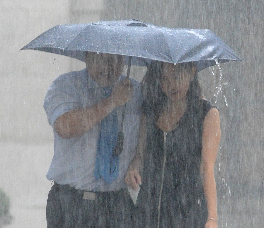 強雷雨正影響本港附近及沿岸海域。資料圖片