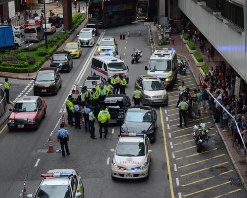 逾10警車圍捕。