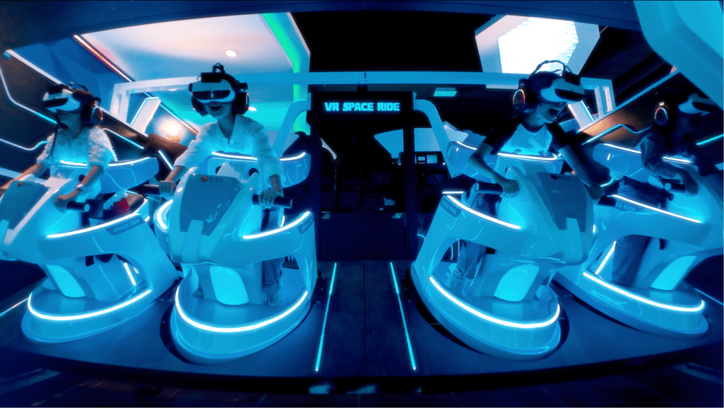 坐上全港首個VR飛行電單車，就可享受安全「26」之旅，更有11個旅程，換個場景再玩，保持新鮮感！（圖片來源：WHIMSY歡樂天地）