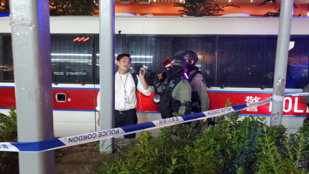 警察繼續在場搜查。