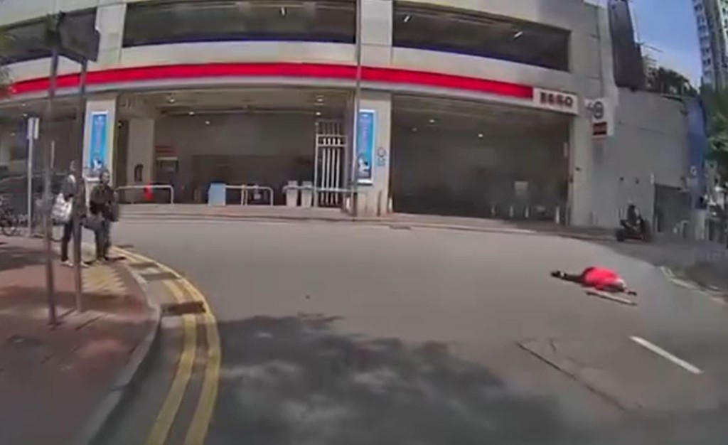 妇人倒地不起。fb车cam L（香港群组）影片截图