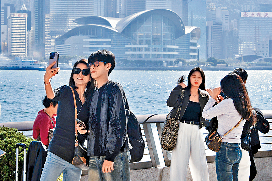 深圳本月1日起恢復赴港「一簽多行」，很多深圳居民期待來港旅遊。