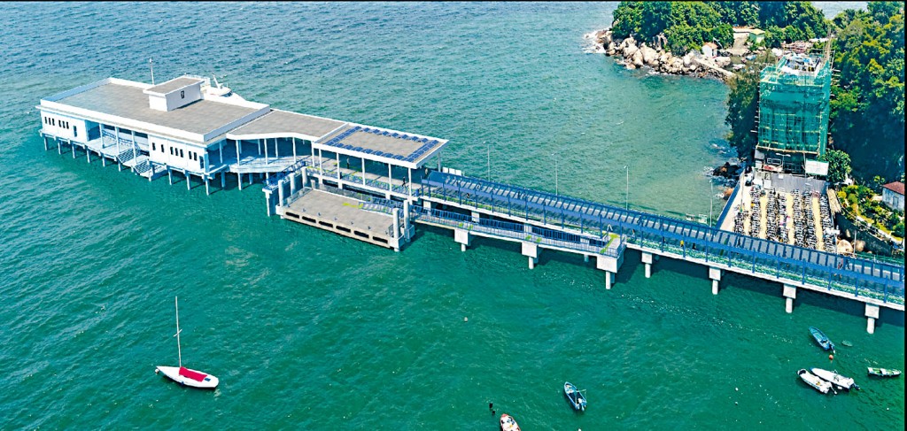 榕樹灣公眾碼頭部分結構需要以鋼架作臨時支撐。