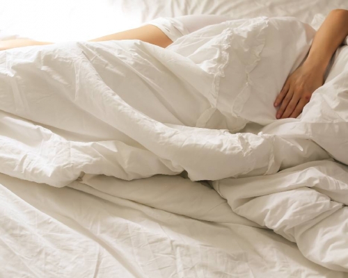 有精神科醫生解釋,「畀鬼壓」是睡眠癱瘓症。unsplash示意圖