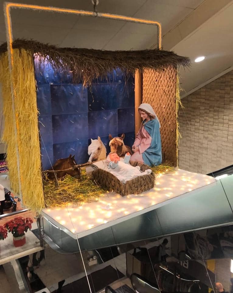 有一年的装置是把巨型木槽挂于大堂中央，圣婴放在草制箱内，圣母玛利亚坐旁边。fb「真.屯门友」图片