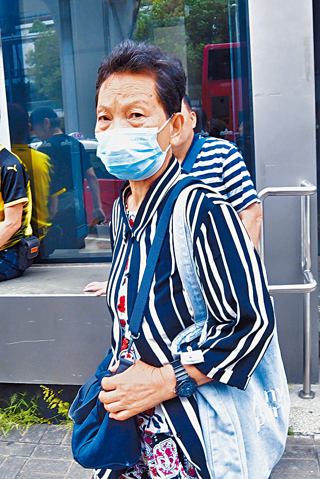 司徒銀劍受野鴿騷擾，憤而一手捉起野鴿擲地2次，野鴿當場死亡。