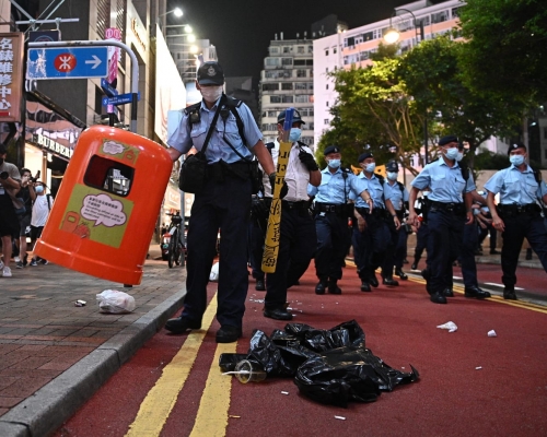 銅鑼灣波斯富街一帶有示威者將垃圾桶等雜物扔到馬路中心。