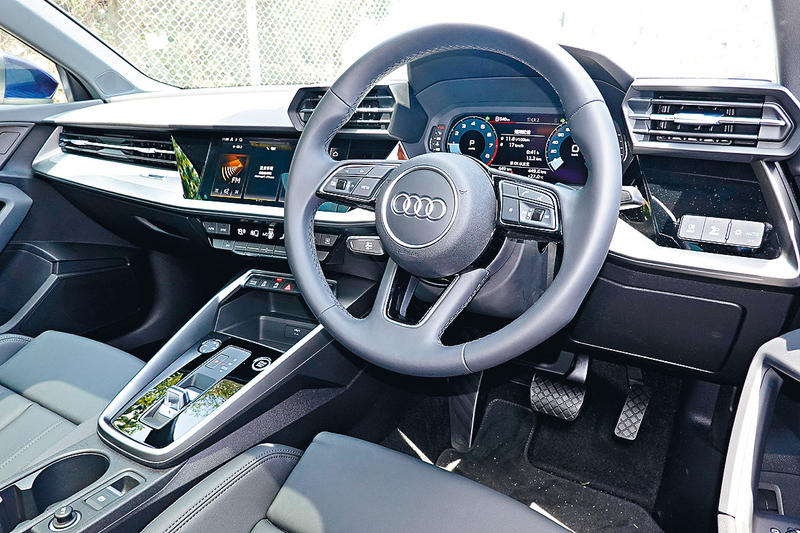 ●車廂陳設比上代更加精緻、簡潔和新穎,數碼表板及觸控屏幕齊備。