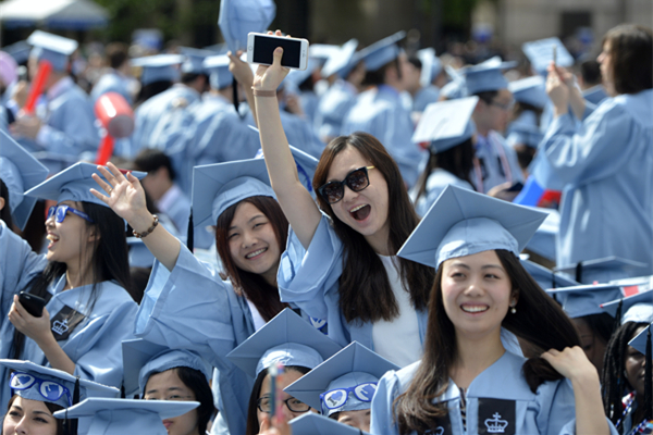 许多中国学生也到美国升读大学及研究生。新华社