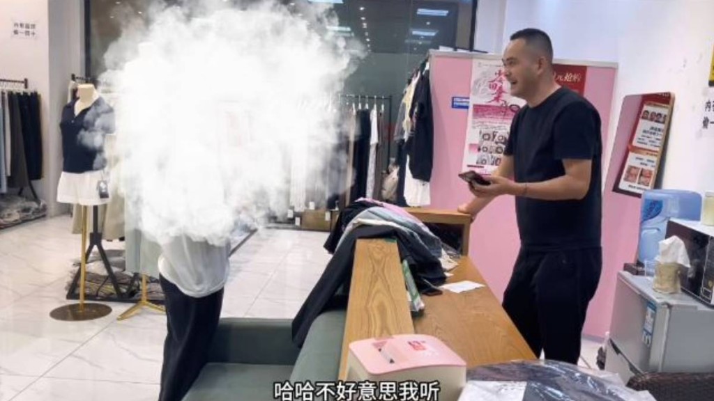 男店長聽到女顧客一次過要買33件衣服後，開心得不斷傻笑。