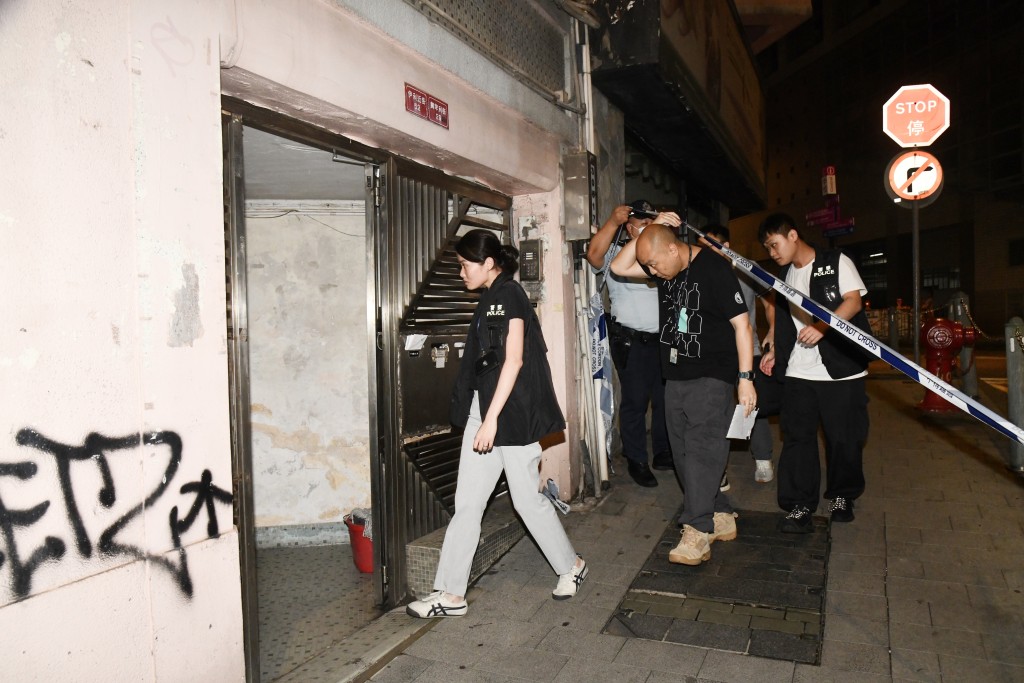 探員到場調查夫婦燒炭的原因。徐裕民攝 探員到場調查夫婦燒炭的原因。徐裕民攝