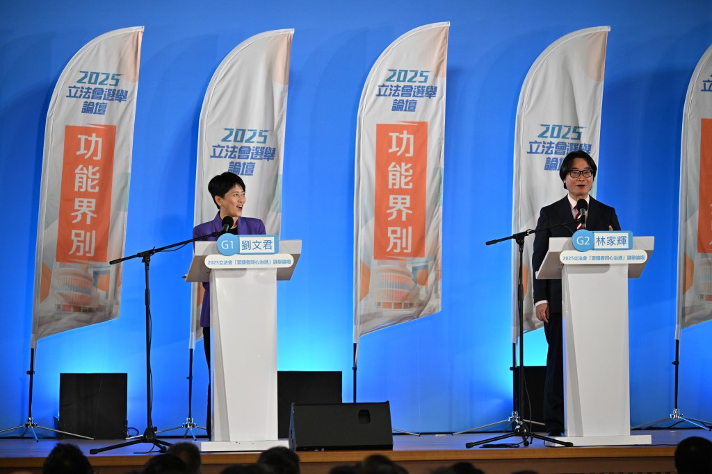 針對如何增強本地勞動力,林家輝(右)認為日間託兒是方向之一,劉文君(左)則指可以為長者及婦女提供彈性培訓時間。 針對如何增強本地勞動力,林家輝(右)認為日間託兒是方向之一,劉文君(左)則指可以為長者及婦女提供彈性培訓時間。