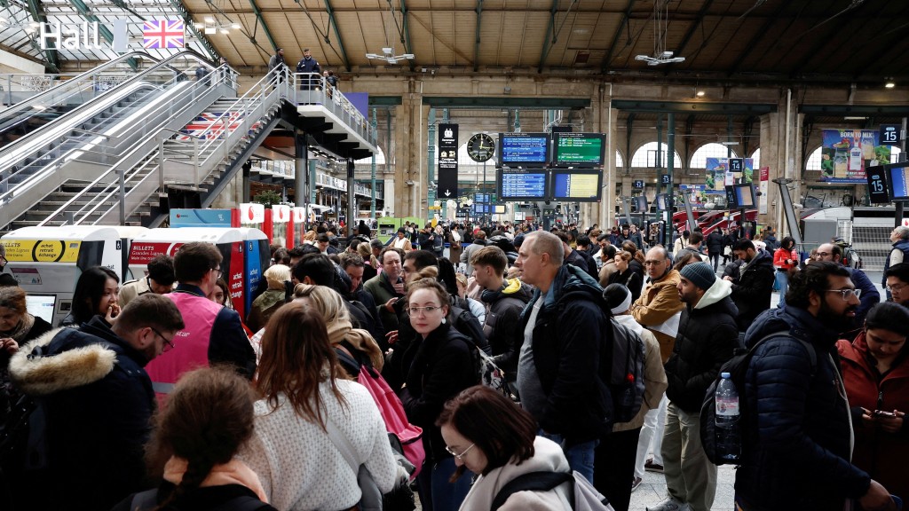 乘客在巴黎北站欧洲之星闸口排队。 路透社