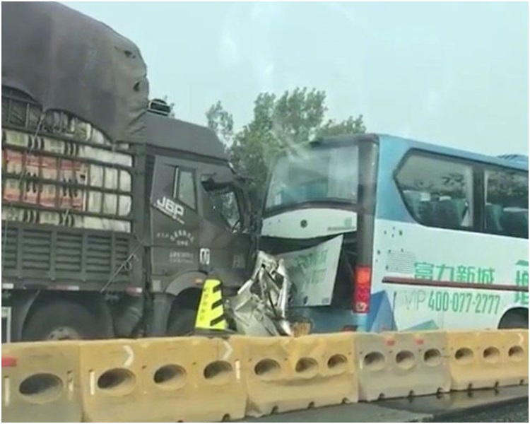 客貨車被兩大型車夾在中間。網圖