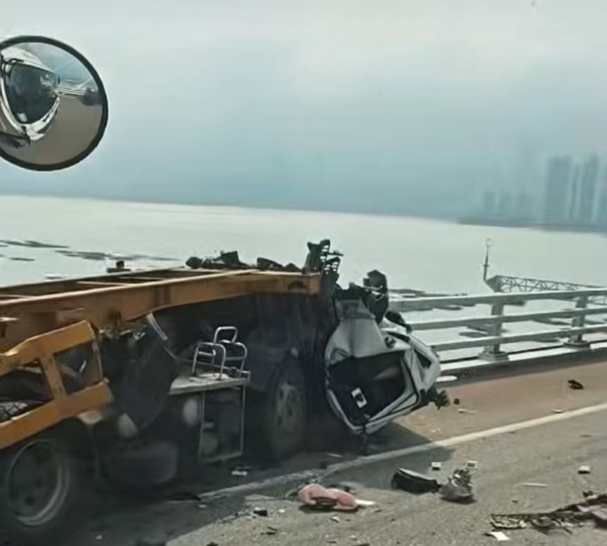 其中一部貨車車頭如被削去。FB：Soso Chan@車Cam L（香港群組）