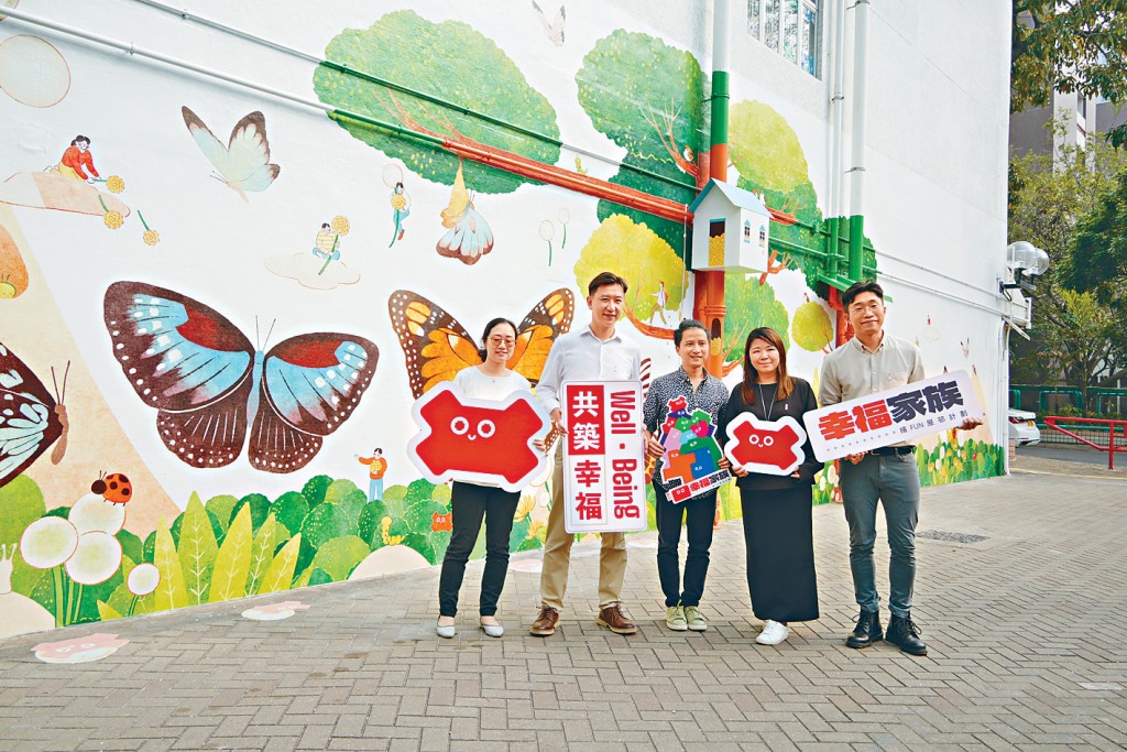 （左起）房屋署屋宇保養測量師莫若思、房屋署高級屋宇保養測量師萬匯一、HIR建築設計室設計總監鍾子豪、HIR建築設計室設計總監鄭舜妮及仁人學社資深創新顧問及設計策略負責人陳廷臻，講述如何為公屋加入「幸福設計」元素。    