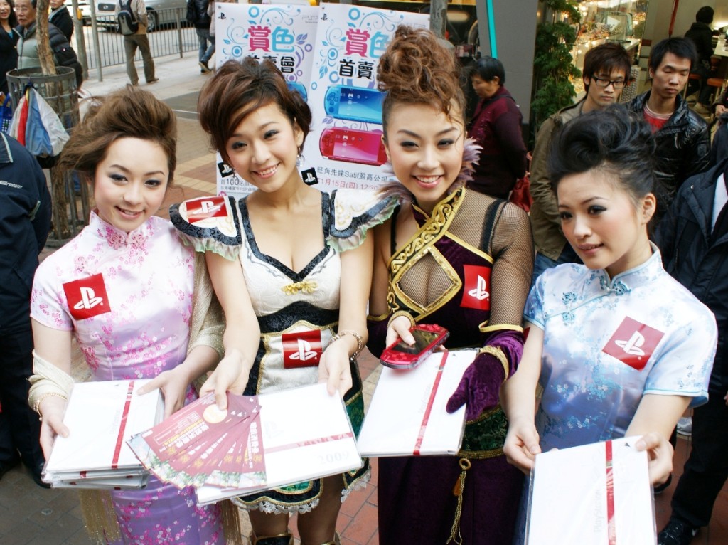 雷凯欣（左三）曾被多本杂志名为香港新一代性感水著女神，之后更加入三级片女星行列，接拍首部18禁作品《禁室培欲之爱的俘虏》。