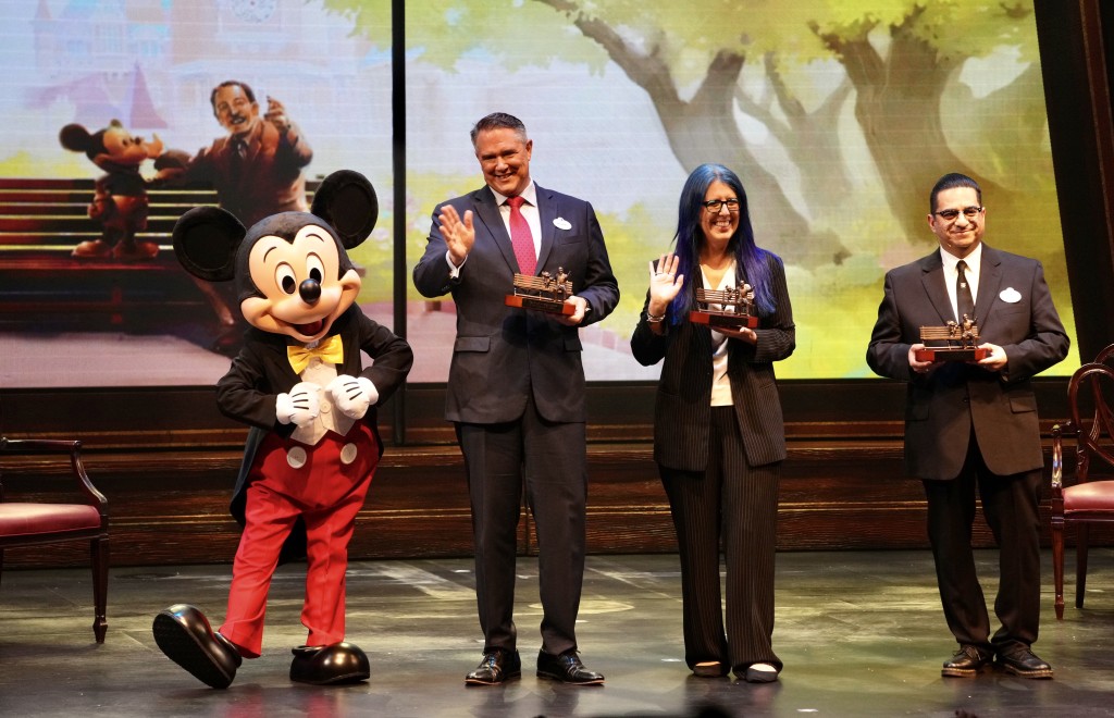 今天为全球独一无二的华特．迪士尼与米奇老鼠铜像「创梦家」举行揭幕仪式。苏正谦摄