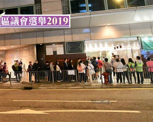 區議會選舉仍然進行。