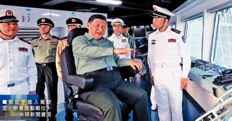 習近平進入駕駛室,察看值勤戰位。 央視 習近平進入駕駛室,察看值勤戰位。 央視