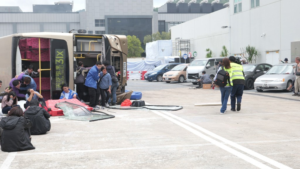 彩蛋6：第一集的大型巴士翻側意外現場，由於原本希望拍攝的地方不獲批准，最後選址於TVB電視城的露天停車場、並透過CG重建場景進行拍攝。