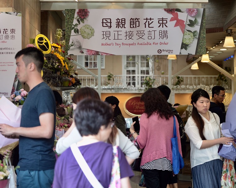 花檔推出小花束，數十元一束，豐儉由人。