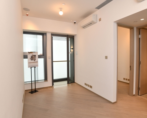 大廳長逾4.7米，闊逾2.3米，間隔方正實用。（18樓H室）