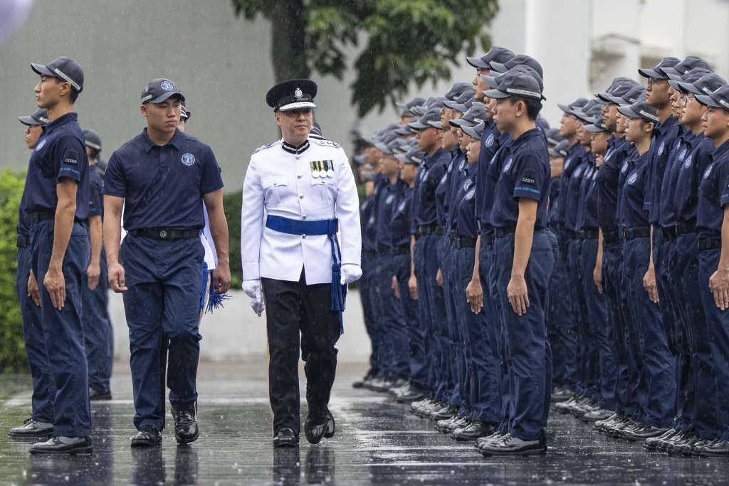 警务处处长周一鸣今日(六月十三日)在香港警察学院为学警预备训练结业会操担任检阅官,检阅159名学员。 警务处处长周一鸣今日(六月十三日)在香港警察学院为学警预备训练结业会操担任检阅官,检阅159名学员。