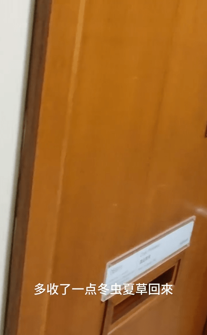 送禮的男子稱又預備了冬蟲夏草。Threads影片截圖