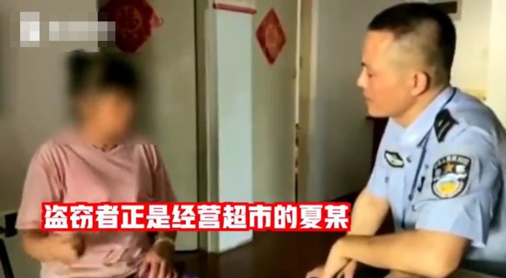 一名女子駕車偷走流動廁所。網圖