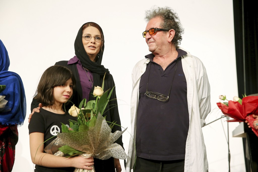 梅赫尔朱伊2013年和妻子及女儿在德黑兰一场私人电影放映会中上台。美联社