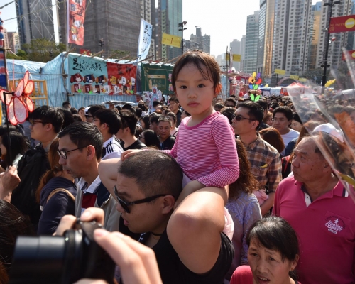 維園年宵中午過後無論乾貨或濕貨攤檔都人頭湧湧。