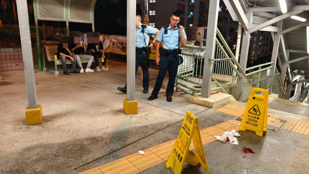 警方到場向青年的朋友查問事發經過。黃文威攝