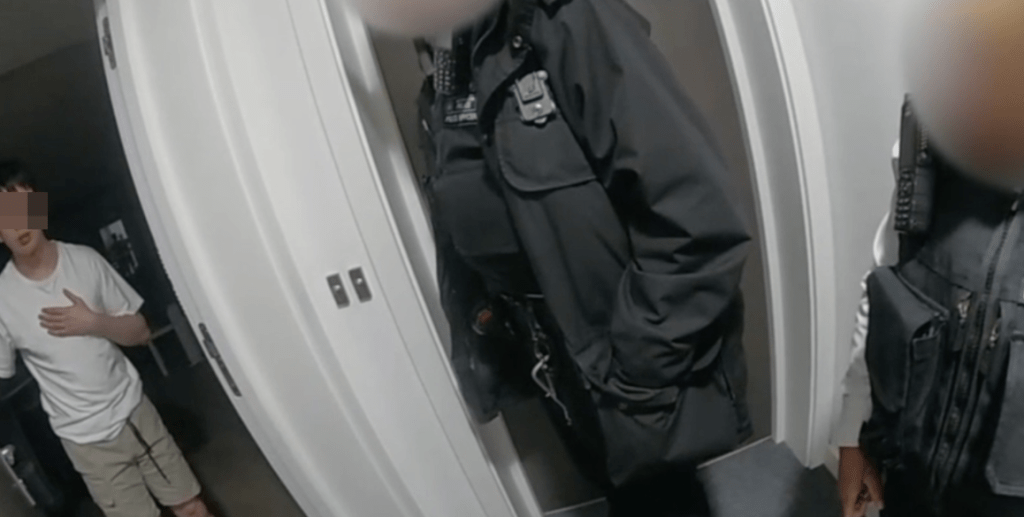 警員到鄒振浩位於倫敦的租屋寓所進行拘捕行動。 警員到鄒振浩位於倫敦的租屋寓所進行拘捕行動。