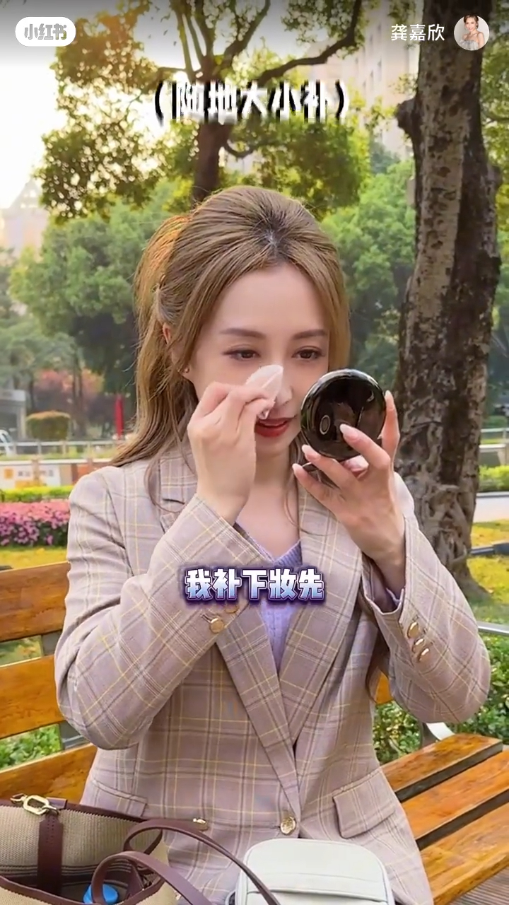 龔嘉欣拍了一段開箱片,原來她的包包乜都有,似足百寶袋。 龔嘉欣拍了一段開箱片,原來她的包包乜都有,似足百寶袋。