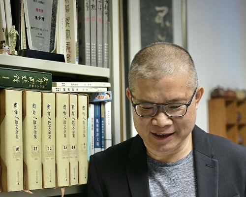 朱少璋翻閱自己的散文集《消寒帖》。