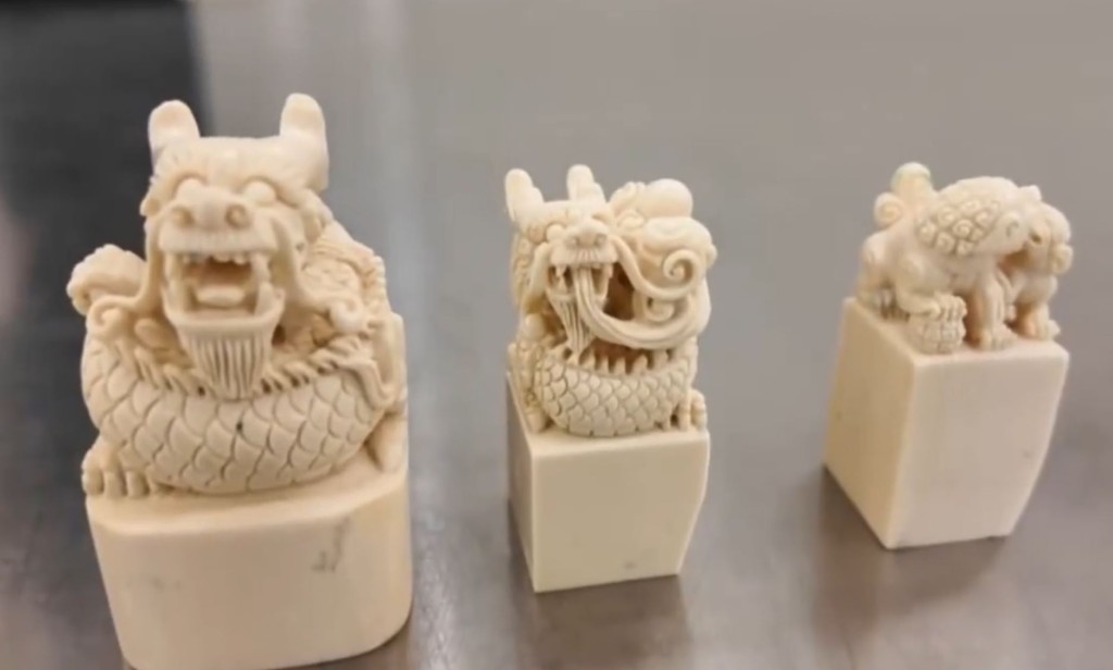 海关发现男子行李箱内藏有8件象牙制品。海关发布